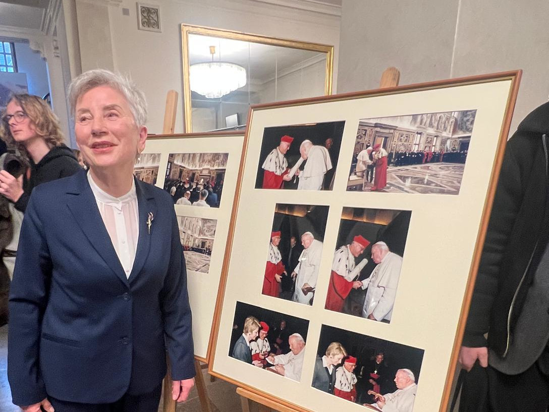 Wystawa fotografii papieskiej autorstwa Artura Mariego oraz zdjęć z wręczenia doktoratu honoris causa Janowi Pawłowi II przez Uniwersytet im. Adama Mickiewicza w Poznaniu.